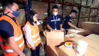 Senior Director & Country General Manager Herbalife Nutrition Indonesia, Andam Dewi bersama General Manager DSV Solution Indonesia, Aswin Siswanto melakukan pengecekan produk Herbalife Nutrition di Mother Warehouse Herbalife Nutrition, di Pondok Ungu, Kota Bekasi, Jawa Barat.
