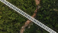 Masih dari Vietnam, ada sebuah jembatan kaca Bach Long yang dibangun di distrik Moc Chau, Provinsi Son La. Jembatan ini digantung setinggi 150 meter lho.