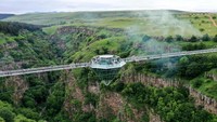 Lanjut, ada jembatan kaca dengan sebuah kafe berlian di bangian tengah. Jembatan ini menggantung setinggi 274 meter dan membentang sepanjang 240 meter. 