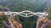 Dari daratan China, ada Jembatan Ruyi di Taizhou. Jembatan ini menawarkan pemandangan indah di kawasan Shenxianju. Bentuknya yang unik menjadi salah satu destinasi wisata para pengunjung.