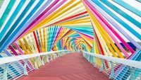 Nah, jembatan warna-warni ini merupakan Jembatan Pelangi di Kota Qingdao, Provinsi Shandong, China. Dijamin melintas jembatan ini Anda akan langsung swafoto, setuju?  
