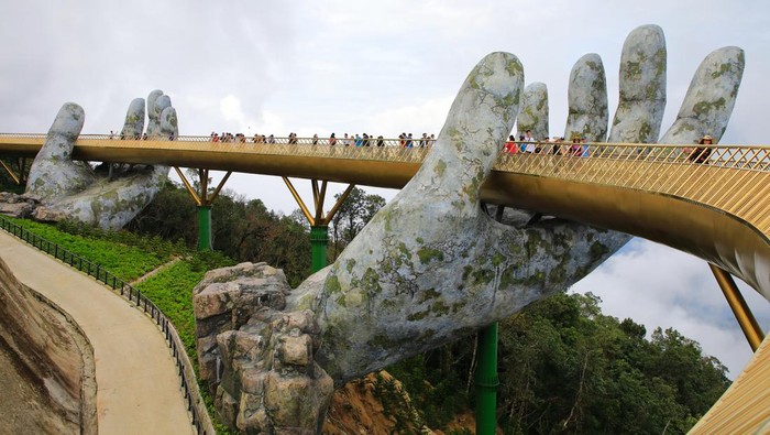 Jajaran Jembatan Keren yang Bikin Anda Swafoto Para arsitek bekerja keras merancang dan membuat jembatan paling ikonik untuk menarik perhatian. Deretan jembatan berikut ini dijamin bikin Anda swafoto lho.