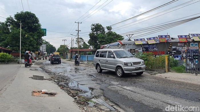 Jalan rusak di Pekanbaru.
