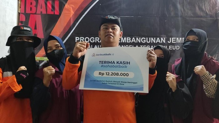 Donasi dari Sahabat Baik berkontribusi dalam pembangunan jembatan Nangela. Kini, warga tak perlu membawa lampu senter untuk menyebrangi jembatan saat malam.