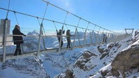 Jika memiliki fobia ketinggian, sebaiknya tak coba-coba melintasi jembatan ini. Jembatan bernama Mount Titlis ini merupakan yang tertinggi di dunia yakni di atas 3.000 mdpl. Jembatan ini menghubungkan dua puncak Pegunungan Alpen, Swiss.