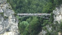 Meski memiliki pemandangan indah di bawahnya, jembatan Marienbruecke di Jerman, sebenarnya termasuk yang mengerikan. Di bawahnya terdapat air terjun disertai tebing yang curam.