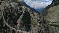Swiss memang terkenal dengan pemandangan alamnya yang asri. Namun negara ini juga memiliki jembatan yang dianggap mengerikan. Jembatan ini terbentang sepanjang 170 meter di atas ketinggian 100 meter.