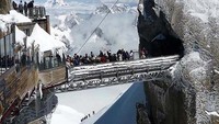 Prancis memiliki jembatan bernama Aiguille Du Midi. Nama jembatan itu jika diartikan berarti jarum di tengah hari. Jembatan ini berada di ketinggian 12.000 kaki atau 3.600 mdpl. 