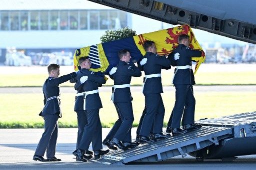 Jenazah Ratu Elizabeth di Bandara Edinburgh sesaat sebelum diterbangkan ke London (AFP)