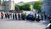 Raja Charles III dan tiga anak Ratu Elizabeth lainnya berjalan di belakang mobil jenazah selama perjalanan menuju Katedral St Giles. Peter Byrne/Pool Photo via AP.