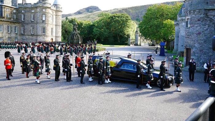 Jenazah Ratu Elizabeth II dibawa ke Katedral St Giles untuk disemayamkan. Gereja ini menjadi tempat persinggahan terakhirnya di Skotlandia.