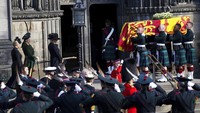 Peti mati Ratu Elizabeth II dibungkus dengan Royal Standard di Skotlandia dan dihiasi dengan karangan bunga. Jacob King/Pool via AP.