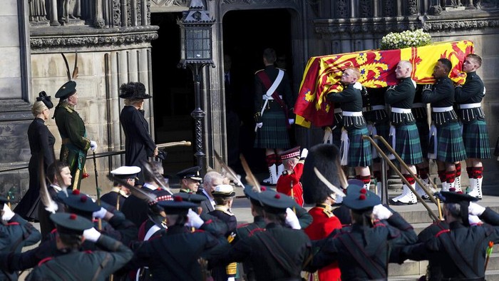Jenazah Ratu Elizabeth II dibawa ke Katedral St Giles untuk disemayamkan. Gereja ini menjadi tempat persinggahan terakhirnya di Skotlandia.
