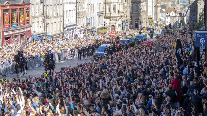 Jenazah Ratu Elizabeth Disemayamkan di Katedral St Giles Jenazah Ratu Elizabeth II dibawa ke Katedral St Giles untuk disemayamkan. Gereja ini menjadi tempat persinggahan terakhirnya di Skotlandia.