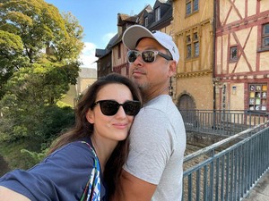 Gaya Julie Estelle Pamer Baby Bump, 2 Tahun Setelah Dinikahi Pembalap