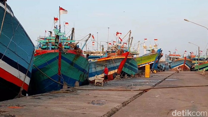 Kapal sandar di Pelabuhan Kota Tegal, Selasa (13/9/2022).
