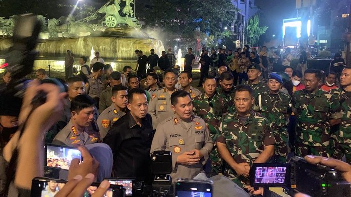 Kapolda Metro Jaya Irjen Fadil Imran, bersama dengan Pangdam Jaya Mayor Jenderal TNI Untung Budiharto di Kawasan Patung Kuda, Jakarta Pusat, selepas demonstrasi tolak kenaikan BBM bubar.