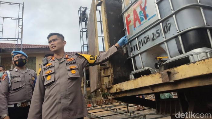 Kapolres Asahan menunjukkan balteng penimbunan solar subsidi milik pelaku. (Perdana Ramadhan/ detikSumut)