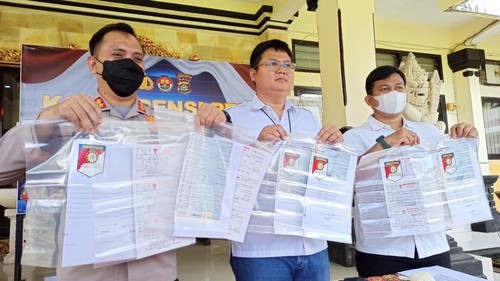 Kapolres Tabanan AKBP Renefli Dian Candra (paling kiri) bersama Kasat Reskrim Polres Tabanan AKP Aji Yoga Sekar menunjukkan barang bukti penipuan dan penggelapan dalam jual beli emas dengan kerugian mencapai Rp 5,7 miliar, Selasa (13/9/2022).