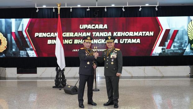Kapolri Anugerahkan Bintang Bhayangkara Utama ke KSAD