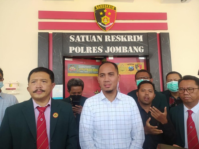 Kasat Reskrim Polres Jombang AKP Giadi Nugraha dan Ketua IDI Wilayah Jatim Sutrisno
