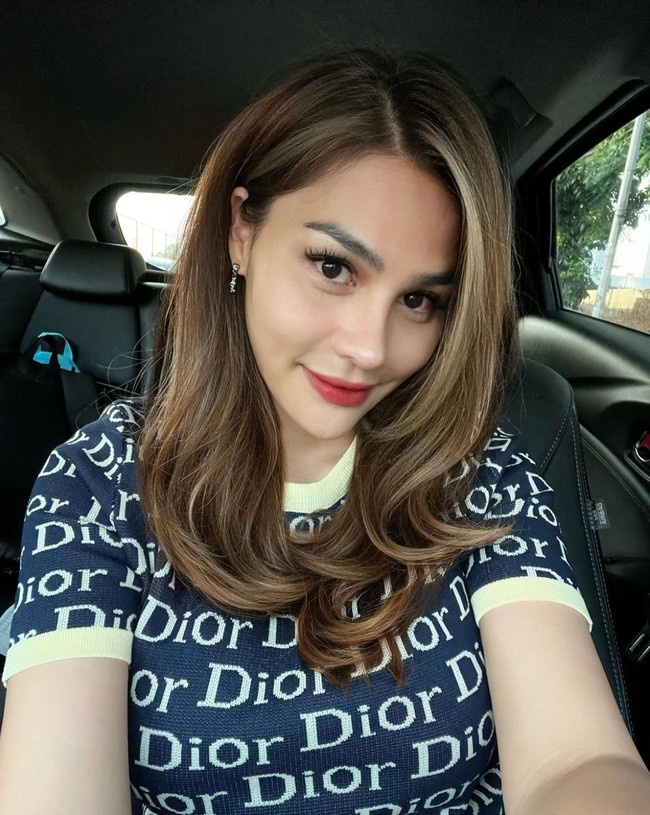 Wajah Katty tampak makin cantik dengan pipi yang tirus, hidung mancung, dan dagu yang lebih lancip. Kyk ada yg beda dr kak Katty,, idungnya tambah mancung.. tambah cetar wawww, komentar salah seorang netizen. Foto: Instagram/@dj_kattybutterfly36