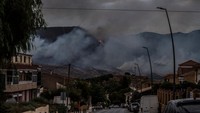Kebakaran tersebut terlihat dari salah satu desa di Lembah Lecrín Granada, Spanyol.