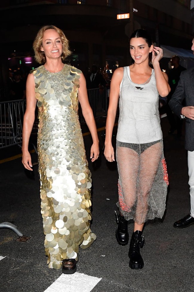 Kendall Jenner terlihat sporty seksi dalam balutan busana Prada yang dilengkapinya dengan boots chunky hitam. Foto: GC Images/Raymond Hall