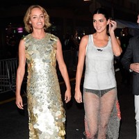 Kendall Jenner terlihat sporty seksi dalam balutan busana Prada yang dilengkapinya dengan boots chunky hitam. Foto: GC Images/Raymond Hall