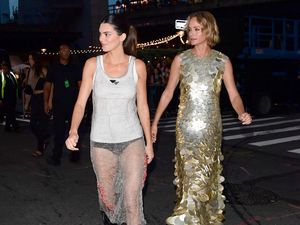 7 Gaya Kendall Jenner Pakai Dress Transparan Pamer Underwear di NYFW 2022
