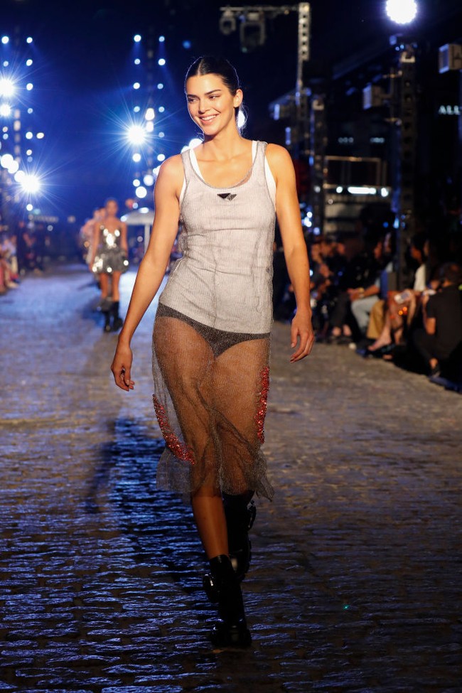 Fashion Show Vogue World digelar di jalanan New York. Kendall Jenner berjalan di kawasan 13th Street New York untuk memamerkan koleksi sejumlah desainer yang terpilih. Foto: Yim/Getty Images for Vogue