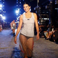 Fashion Show Vogue World digelar di jalanan New York. Kendall Jenner berjalan di kawasan 13th Street New York untuk memamerkan koleksi sejumlah desainer yang terpilih. Foto: Yim/Getty Images for Vogue