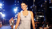 Kendall Jenner sempat memicu kontroversi saat tampil free nipple di runway Marc Jacobs dengan payudaranya yang tembus pandang. Menurutku itu keren dan aku tidak peduli, kata Jenner menanggapi komentar warganet. (Foto: Yim/Getty Images for Vogue)