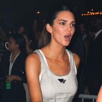 Busana yang dikenakan Kendall Jenner ini merupakan koleksi Prada Fall/Winter 2022. Foto: Pierre Suu/GC Images