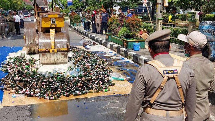 Satpol PP terus bersinergi dengan lembaga penegak hukum lainnya, di antaranya Kepolisian, Kejaksaan, dan Pengadilan Negeri untuk menekan minol.