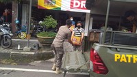 Di level pusat, ketentuan tentang peredaran dan penggunaan minuman beralkohol diatur melalui Peraturan Presiden Nomor 7 Tahun 2013 tentang Pengendalian dan Pengawasan Minuman Beralkohol. Sementara di level daerah, masing-masing pemerintah daerah dapat mengatur tentang hal ini. Di Banjarnegara misalnya, ditetapkan Peraturan Daerah Kabupaten Banjarnegara Nomor 4 Tahun 2019 tentang Perubahan Kedua atas Peraturan Daerah Kabupaten Banjarnegara Nomor 8 Tahun 2002 tentang Pengawasan dan Pengendalian Khamar atau Minuman Beralkohol.