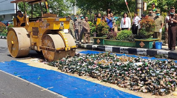 Kerja Keras Menekan Peredaran Minol di Banjarnegara Satpol PP terus bersinergi dengan lembaga penegak hukum lainnya, di antaranya Kepolisian, Kejaksaan, dan Pengadilan Negeri untuk menekan minol.