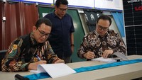 Anthony Utomo, Managing Director Utomo SolaRUV (kanan) melakukan penandatanganan kerjasama Master Sales Agreement dengan PT Masdar Mitra Solar Radiance yang diwakili oleh Widyatama Saptodewo, President Director Solar Radiance (kiri) dan disaksikan langsung oleh Ketua Umum AESI (Asosiasi Energi Surya Indonesia), Fabby Tumiwa di Jakarta (13/9).