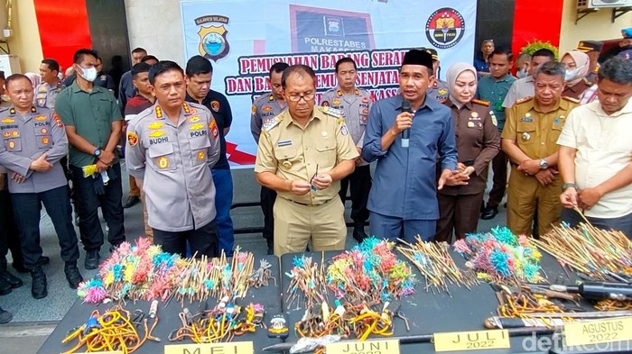 Ketua DPRD Makassar (baju biro berkopiah) saat konferensi pers di Mapolrestabes Makassar. (Isak/detikSulsel)