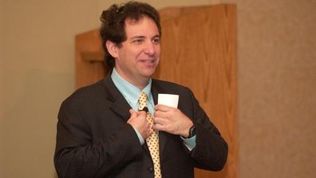 Mitnick saat mengisi sebuah konfrensi IT di Philadelphia, AS, 24 Oktober 2006. Ketika hendak ditangkap, Mitnick melarikan diri selama 2,5 tahun. Menurut Departemen Kehakiman AS, Mitnick mengakses lusinan jaringan komputer secara ilegal saat dia kabur. (Ryan McFadden/Getty Images)