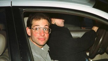 FBI berhasil menangkap Kevin Mitnick di apartemennya pada tahun 1995 dan akhirnya dijatuhi hukuman 5 tahun penjara. Setelah bebas, dia masih diawasi dan sempat dilarang menggunakan teknologi komunikasi apapun. Tampak Mitnick meninggalakn penjara, 21 Januari 2000. (Greg Finley/Getty Images)