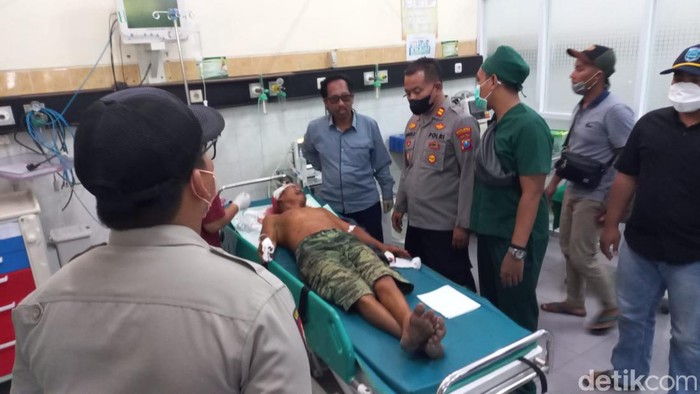 Korban pembacokan oleh adik ipar saat dirawat di IGD RSUD Tongas.