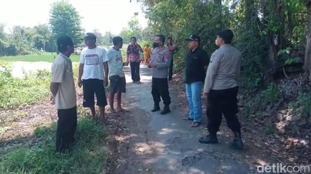 Korban pembacokan oleh adik ipar saat dirawat di IGD RSUD Tongas.