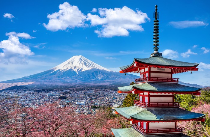 Pesona Gunung Fuji yang merupakan gunung tertinggi di Jepang tidak pernah kehilangan pesonanya. Yuk, intip foto-foto terkininya.
