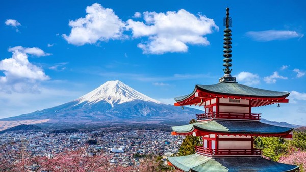 Dari sudut Pagoda Chureito, Fujiyoshida, Gunung Fuji terlihat sangat khas. Foto ini diambil pada 4 April 2019 lalu. Dari sudut Pagoda Chureito, Fujiyoshida, Gunung Fuji terlihat sangat khas. Foto ini diambil pada 4 April 2019 lalu.