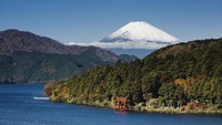 Pesona Danau Ashi dipadu dengan lanskap Gunung Fuji membuat suasana terlihat sangat syahdu.