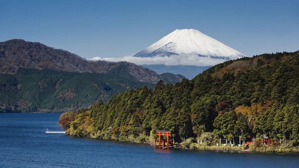 Pesona Danau Ashi dipadu dengan lanskap Gunung Fuji membuat suasana terlihat sangat syahdu.