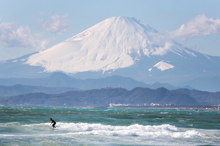 Pesona Gunung Fuji yang merupakan gunung tertinggi di Jepang tidak pernah kehilangan pesonanya. Yuk, intip foto-foto terkininya.