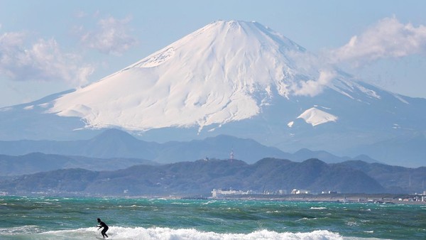 Panorama Gunung Fuji juga terlihat sangat memukau dari sudut Pantai Enoshima saat seorang peselancar melakukan aktivitas. Momen ini dipotret menjelang Olimpiade 2020 Tokyo, pada 30 Januari 2020. Panorama Gunung Fuji juga terlihat sangat memukau dari sudut Pantai Enoshima saat seorang peselancar melakukan aktivitas. Momen ini dipotret menjelang Olimpiade 2020 Tokyo, pada 30 Januari 2020.