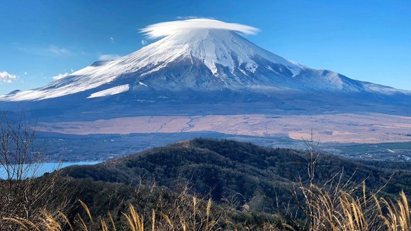 Dari perbukitan Ishiwari, sang ikon Gunung Fuji terlihat sangat memukau dengan salju di puncak. Lanskap ini dijepret pada 9 Desember 2021.